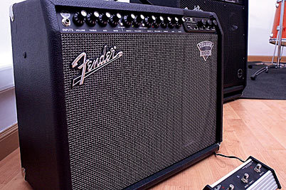 Amp. Guitarra Fender DLX 900